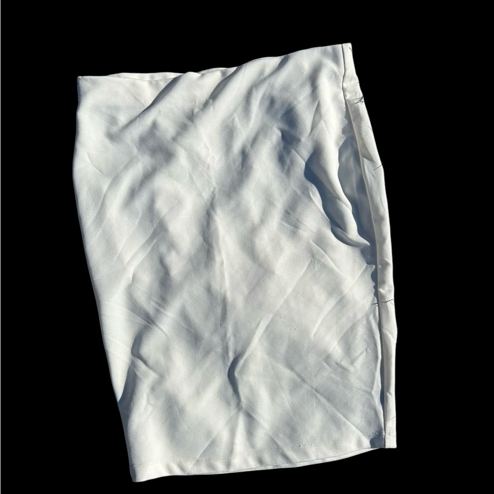 ✨ Alex & Olivia White mini skirt✨